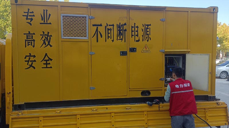 新洲柴油发电机组和UPS电源配合使用时，如何避免切换过程中的电力中断？